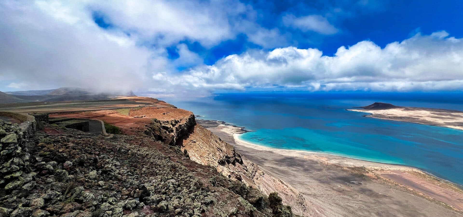 Vista de El Río y la isla de La Graciosa, Lanzarote