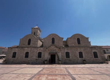 Une église en pierre sous un ciel bleu à Larnaca.