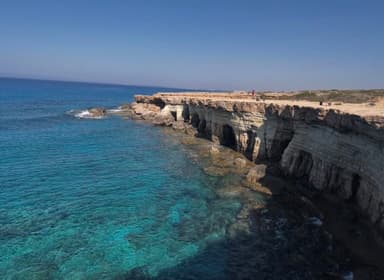 Une vue claire des falaises et de la mer turquoise à Larnaca.
