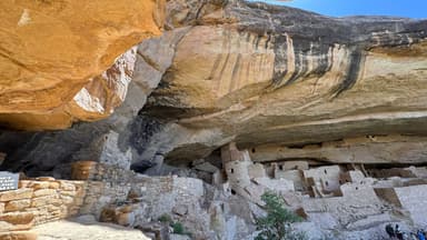 Une vue d'une ancienne habitation dans une grotte à Durango.