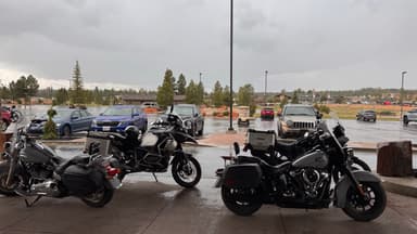 Des motos garées sous un ciel nuageux à Bryce Canyon City.