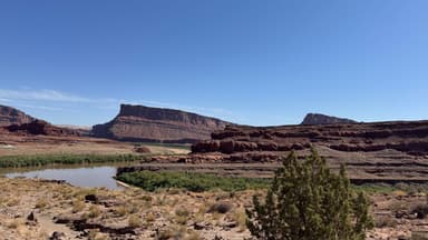 Un paysage désertique avec des formations rocheuses et un ruisseau.