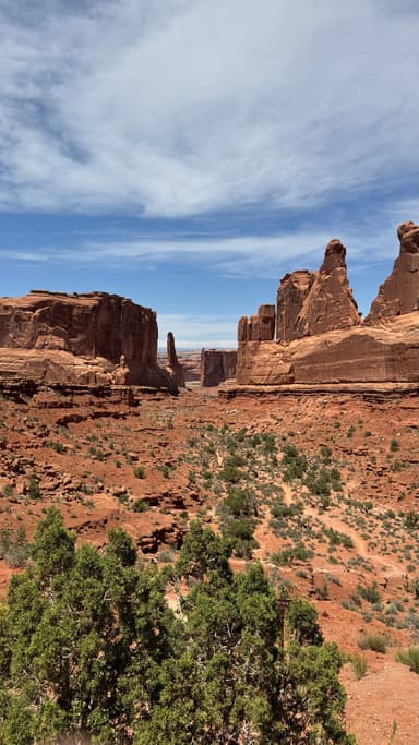 Un paysage désertique avec des formations rocheuses et un ciel bleu.