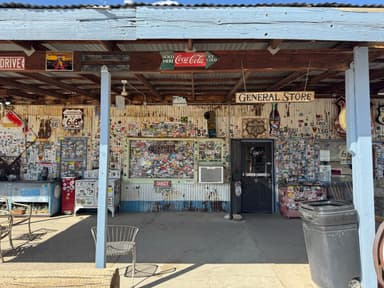 Un magasin général avec des autocollants colorés sur les murs.