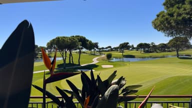 Un paysage de golf avec des arbres et un ciel bleu.