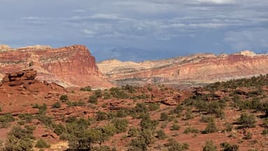 Un paysage désertique avec des formations rocheuses et des collines.