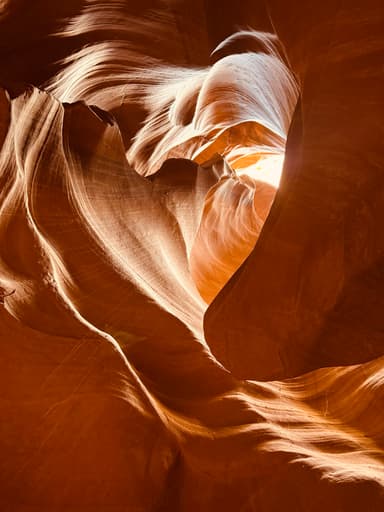 Un paysage de formations rocheuses avec des lumières naturelles.
