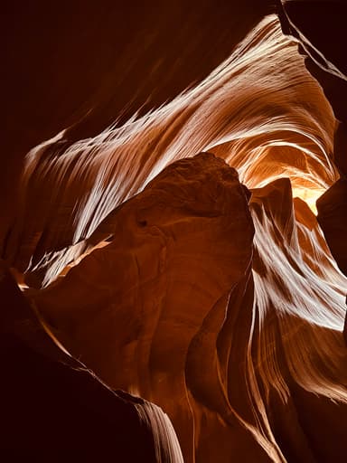 Un paysage de formations rocheuses dans un canyon avec des lumières dorées.