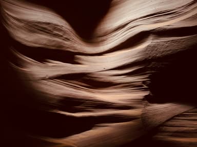 Des formations rocheuses aux lignes ondulées et aux ombres.