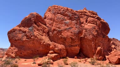 Un paysage de rochers rouges sous un ciel bleu à Nevada.