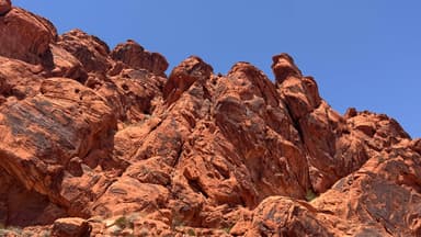 Des rochers rouges sous un ciel bleu à Nevada.