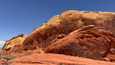 Un paysage de roches rouges sous un ciel bleu.