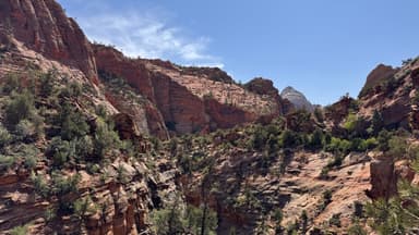 Un paysage de canyons rouges sous un ciel bleu.
