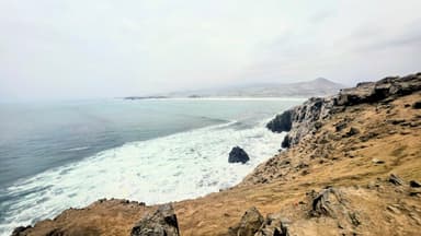 Une vue panoramique de la côte avec des vagues et des rochers.