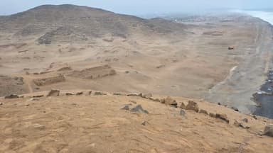 Une vue panoramique des collines désertiques et de la côte près de Cerro Azul.