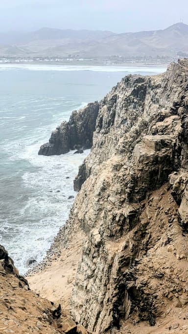 Une vue des falaises et de l'océan à Cerro Azul, au Pérou.