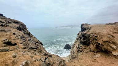 Une vue des falaises sur l'océan à Cerro Azul, au Pérou.