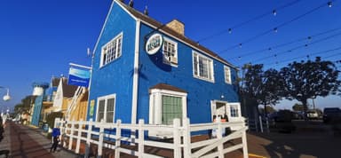 Une maison bleue sur une rue ensoleillée à Los Angeles.