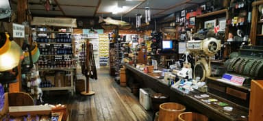 Un magasin en bois avec des produits locaux et des souvenirs.