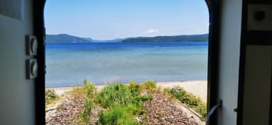 Une vue de la plage et de l'eau depuis une porte.