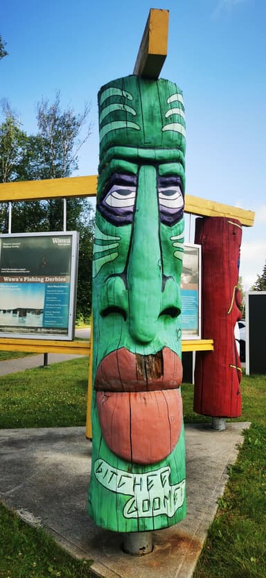 Un totem coloré avec des détails artistiques à Wawa, Canada.