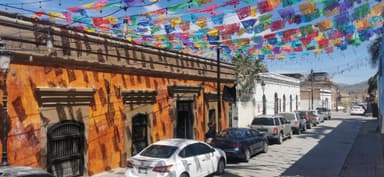 Une rue colorée avec des bâtiments et des décorations en papier.