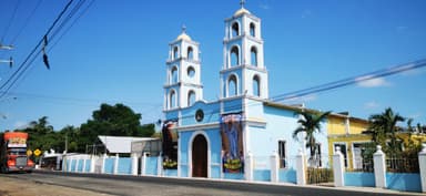 Une église colorée avec un ciel bleu clair en arrière-plan.