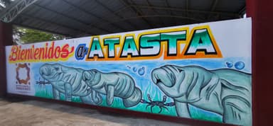 Une fresque murale colorée de lamantins et un crabe.