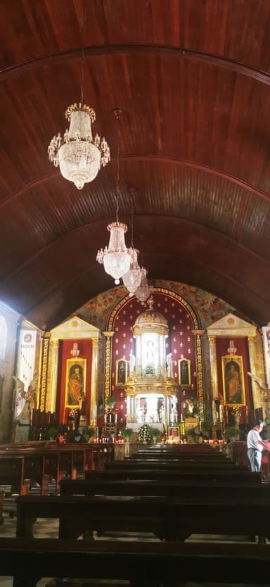 Intérieur d'une église avec des lustres et des décorations.