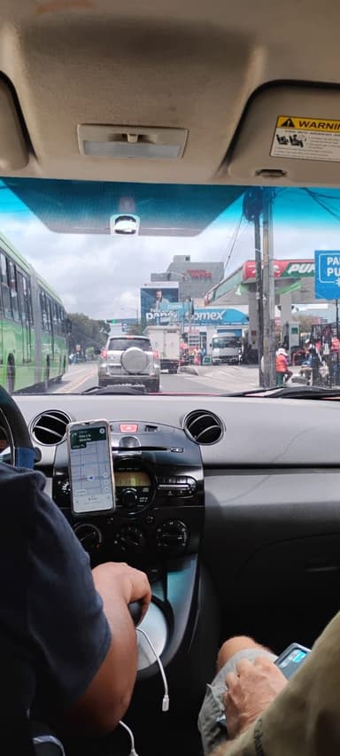 Une vue de la circulation à San Lucas Sacatepéquez, Guatemala, depuis une voiture.