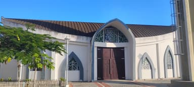 Une église moderne avec un ciel bleu clair en arrière-plan.