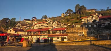Des maisons traditionnelles sur une colline au coucher du soleil.