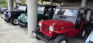 Des voitures anciennes garées sous un bâtiment à Aragua, Venezuela.