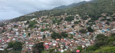 Une vue panoramique des maisons colorées sur une colline à Caraballeda.