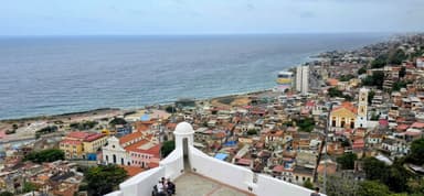 Vue panoramique de Caraballeda, avec la mer et les maisons colorées.