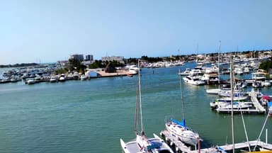Un port de plaisance avec des bateaux et un ciel bleu.