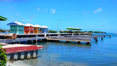 Un quai coloré au bord de l'eau sous un ciel bleu.