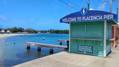 Un quai coloré au bord de l'eau à Placencia, Belize.