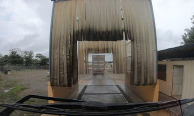 Un camion passe sous un lavage à Los Chiles, Costa Rica.