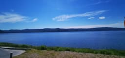 Un paysage de lac sous un ciel bleu à Terre-Neuve-et-Labrador.