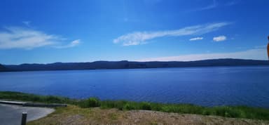 Un paysage de lac sous un ciel bleu à Terre-Neuve-et-Labrador.