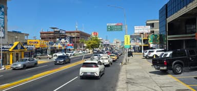 Une rue animée avec des voitures et des bâtiments à Zulia, Venezuela.