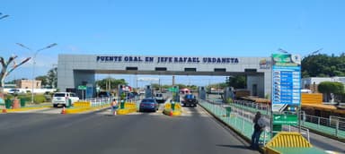 Un pont avec des véhicules et un ciel bleu à Zulia.