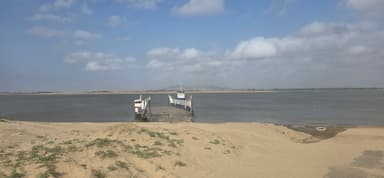 Un ferry amarré sur une plage au bord de l'eau.