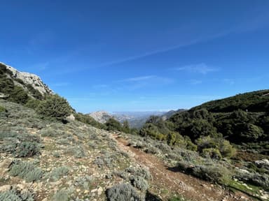 Un paysage montagneux avec un ciel bleu à Sardinia.