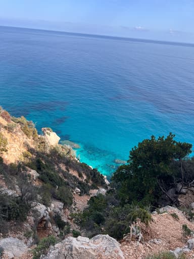 Une vue panoramique de la mer turquoise à Sardinia.