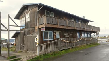 Un bâtiment en bois avec des décorations maritimes à Homer.