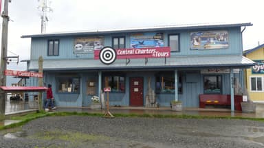 Un bâtiment bleu avec des panneaux publicitaires à Homer.