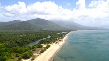 Une vue panoramique de la plage et des montagnes à Colón, Honduras.