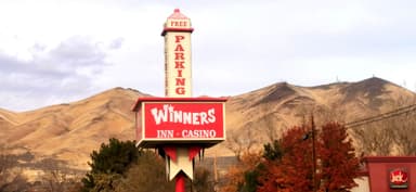 Un panneau de casino avec des montagnes en arrière-plan.